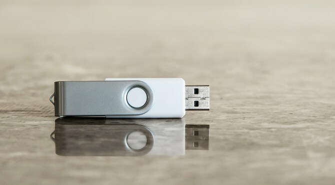 Clé USB sur marbre