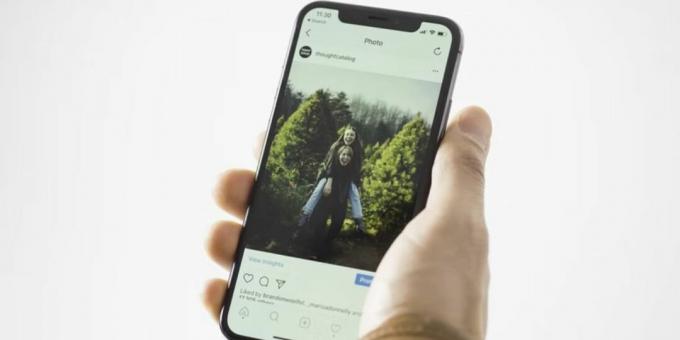 personne tenant un iphone montrant une publication instagram 