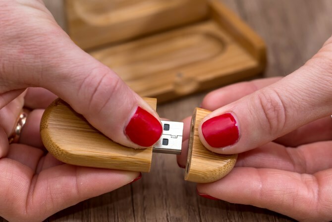 USB en bois ouvert avec les mains