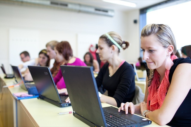 collège-femmes-ordinateurs