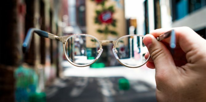 Main tenant des lunettes dans la rue