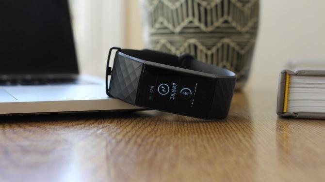 Tracker de fitness Fitbit Charge 3 sur une table