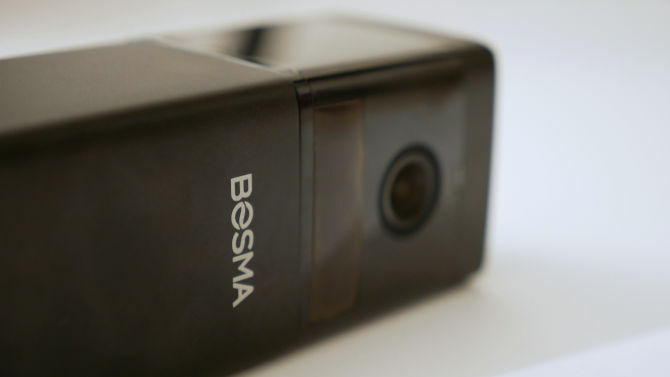 Bosma X1 Review: Une caméra de sécurité intérieure décente qui manque de polonais Bosma X1 allongé sur le côté
