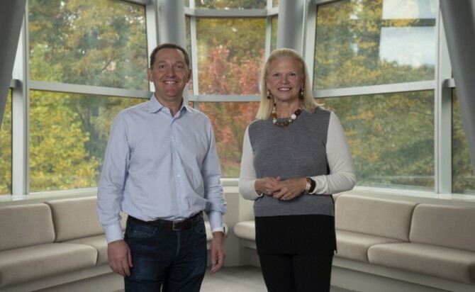 Le PDG de Red Hat, Jim Whitehurst, et le PDG d'IBM, Ginni Rometty