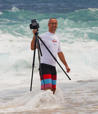 Jon Cornforth photographiant le surf sur la côte nord d'Oahu