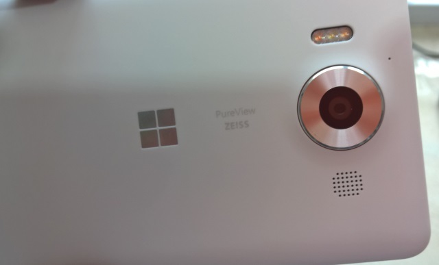 muo-hardwarereview-lumia950-plastique