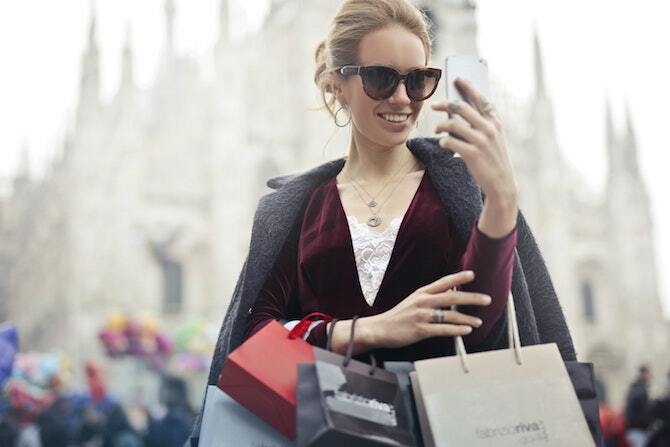 Femme, achats, sacs, regarder, téléphone