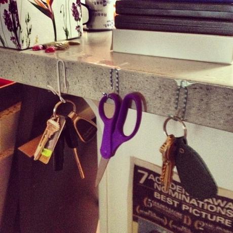 Instagram-Life-Hacks-Paper-Clips-Key-Chain-Hanger