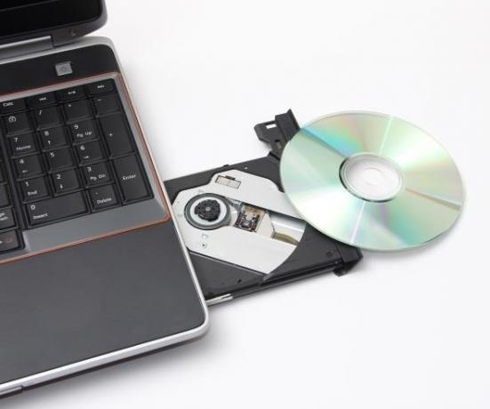 ordinateur portable avec lecteur de disque ouvert