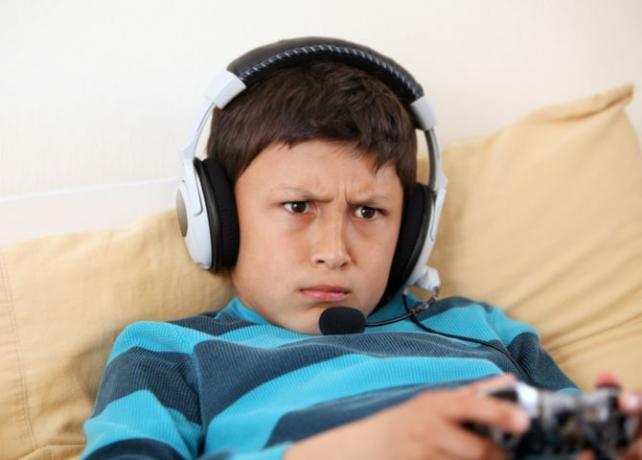 enfant jouant à un jeu avec un casque