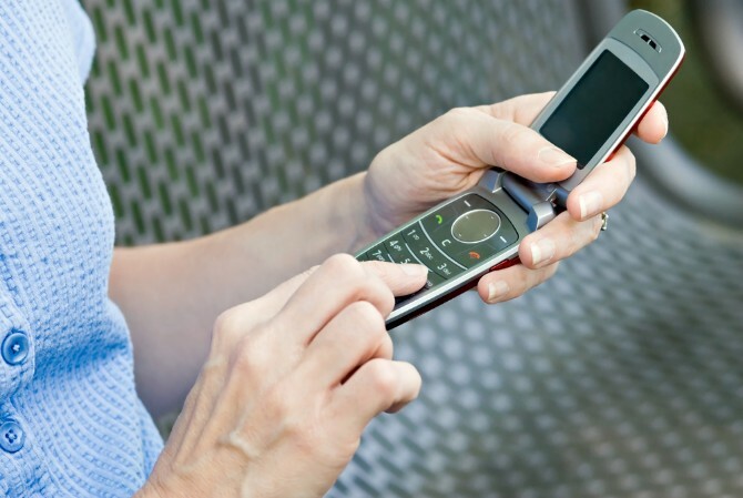 Femme à l'aide d'un téléphone à clapet