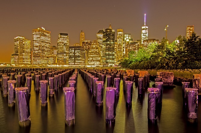 Paysage urbain du port de nuit