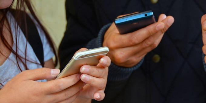 deux personnes sur leurs téléphones