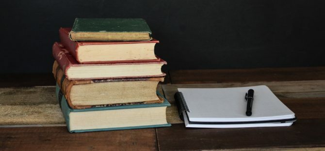 Pile de livres et bloc-notes pour la recherche