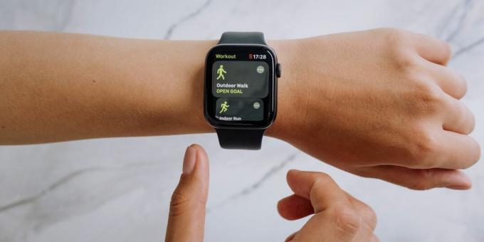 Une Apple Watch avec un bracelet sport affichant un entraînement de marche en plein air