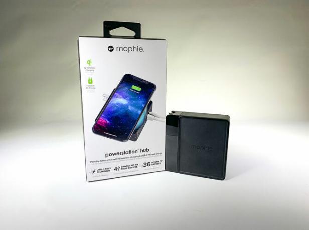 Mophie Powerstation Hub à côté de sa boîte