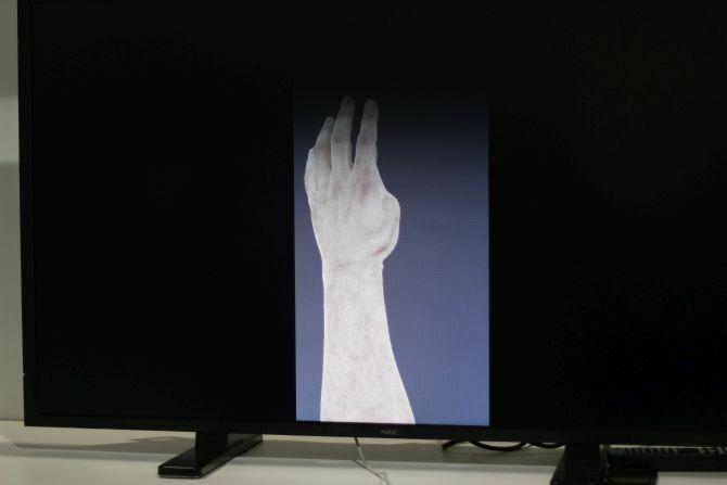 souris mudra sur l'écran de télévision