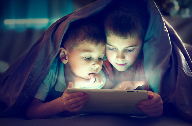 Les meilleurs outils pour limiter le temps d'écran de vos enfants en ligne KidsTabletNight shutterstock 407017621