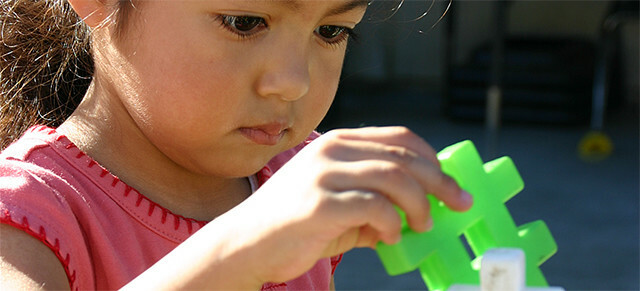 Fille de bricolage avec des blocs de construction