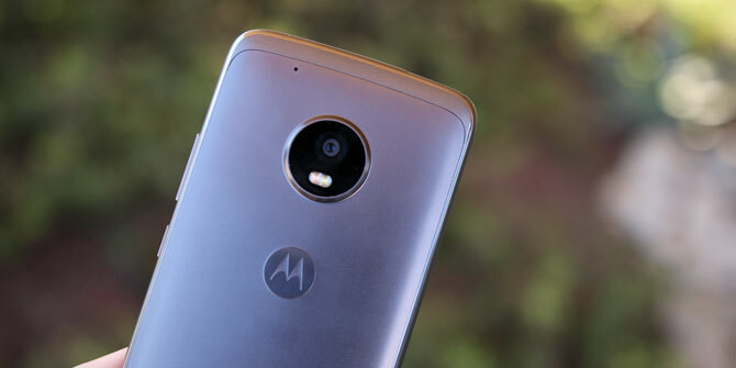 Moto G5 Plus Review: Téléphone milieu de gamme solide moto 5