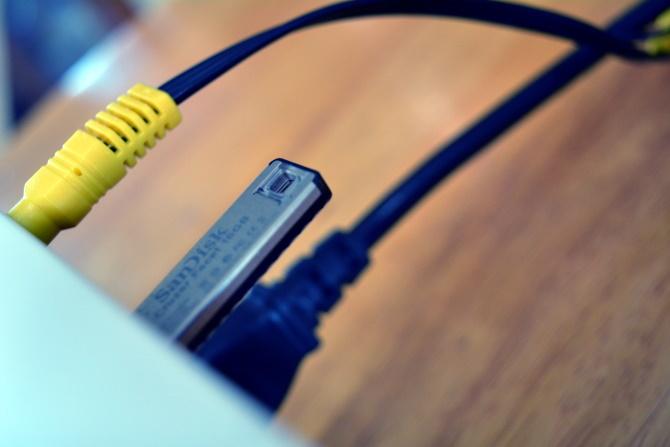 Connectez les câbles AV, USB, HDMI et cartes SD